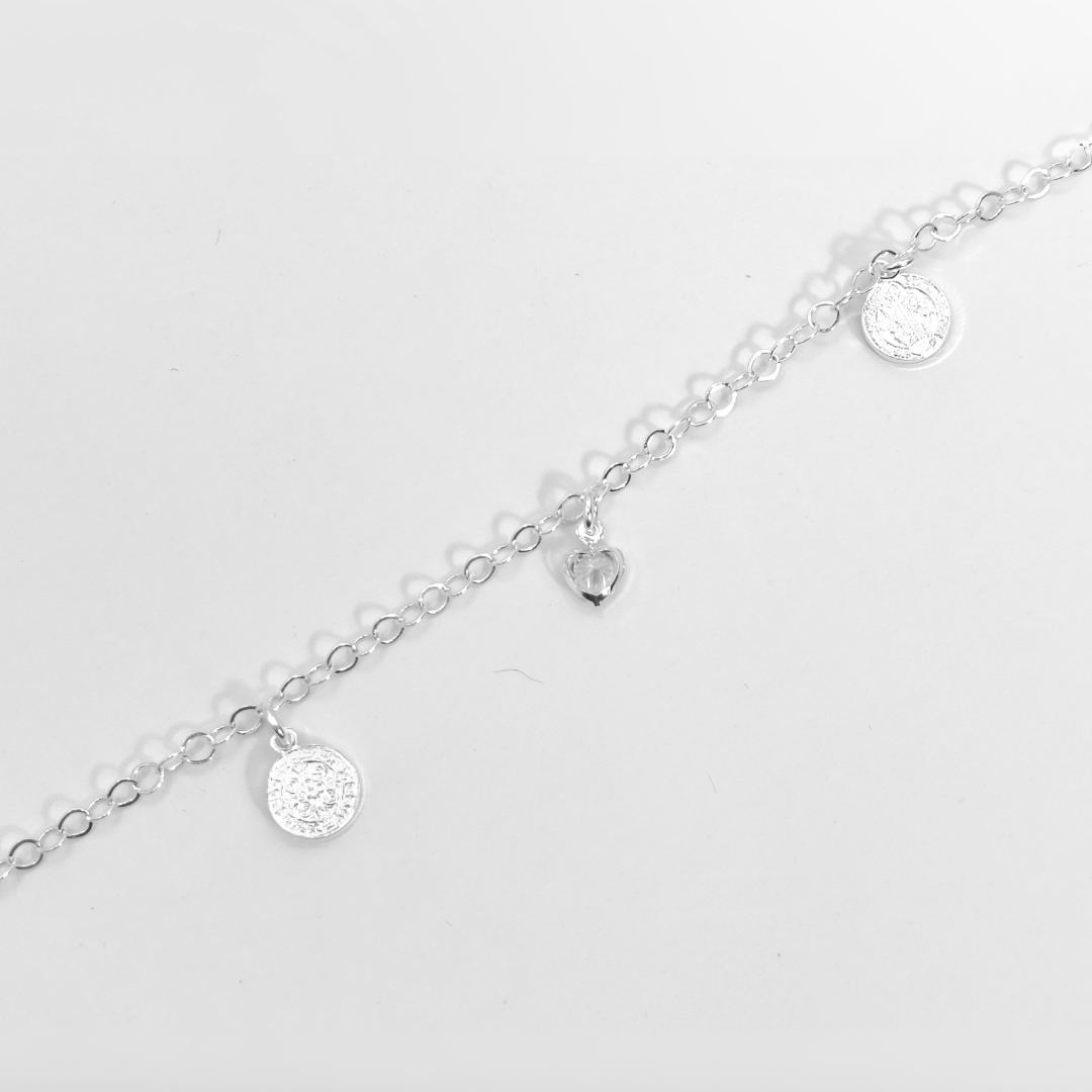 Pulso con dijes de Zirconia y Medallas de San Benito de 17.5 cm de largo Calvario Joyas