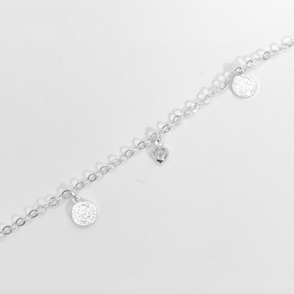 Pulso con dijes de Zirconia y Medallas de San Benito de 17.5 cm de largo Calvario Joyas